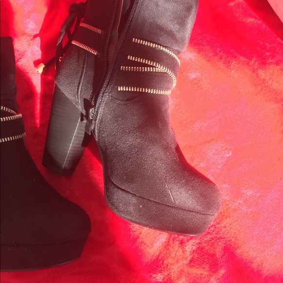 Black platform boots. Size 6.5 - Picture 3 of 4